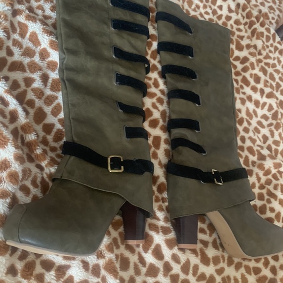 Size 7.5-8. new and never worn. Olive green with black accents. Round toe - Picture 1 of 6